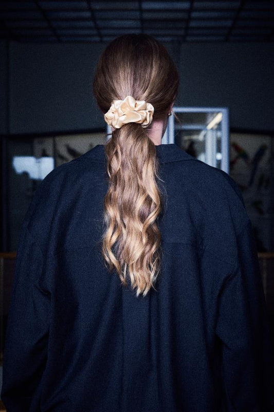 SKARELE WHISPER silk mid-size scrunchie, 14x5CM
