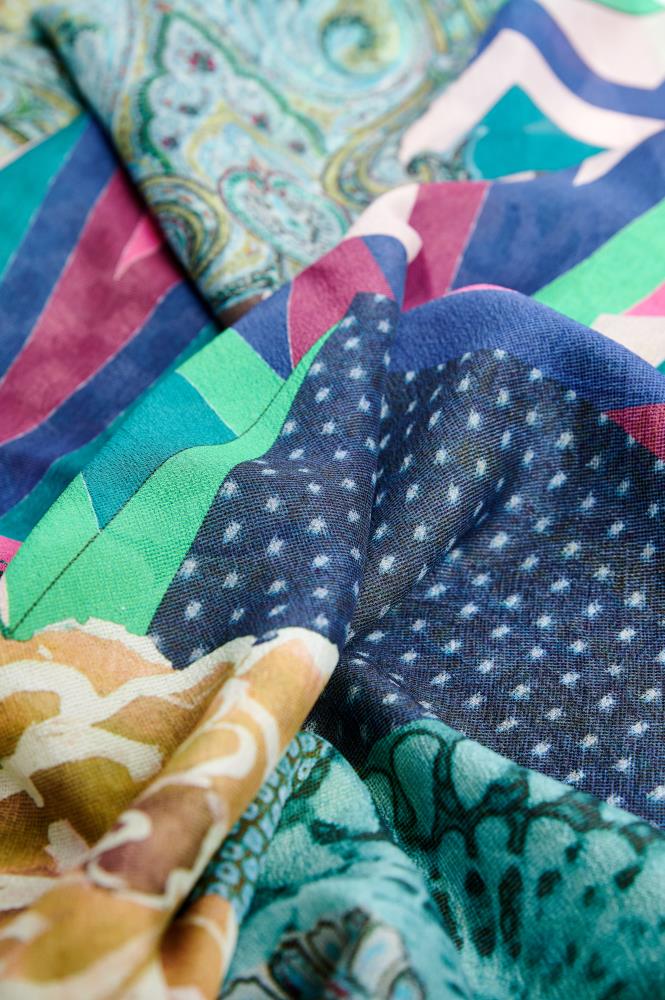 SKARELE FUSION abstrakti marga šilkinė SKARA, 133x133cm