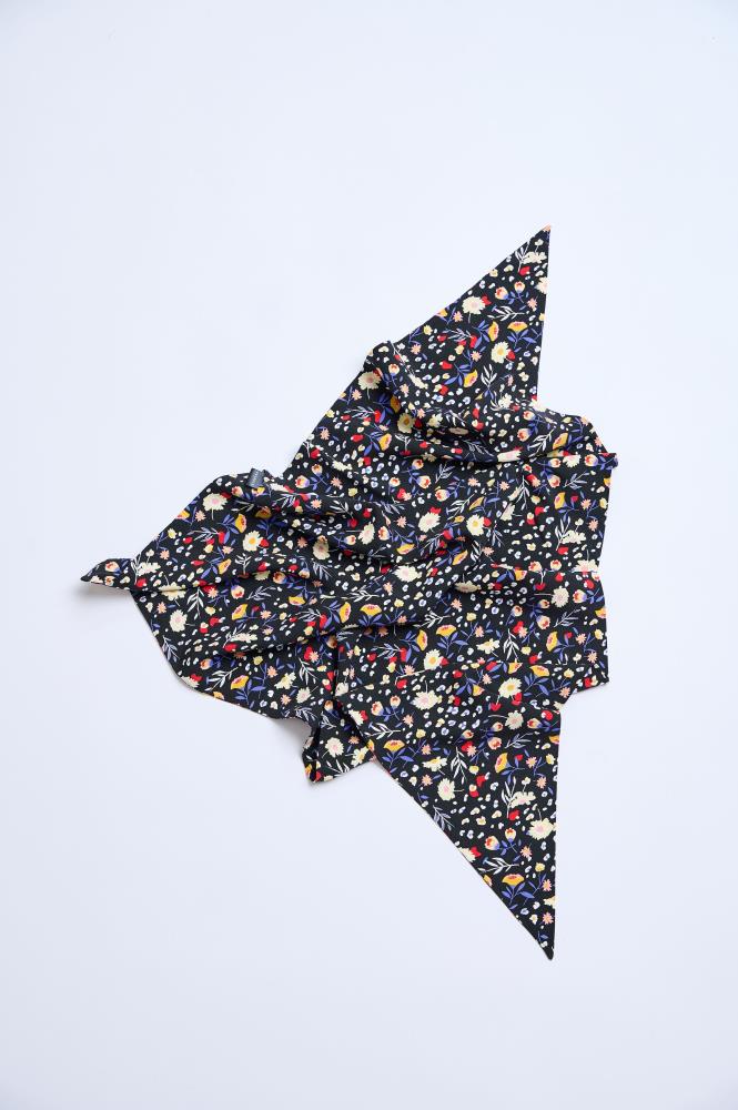 SKARELE FLOW juoda su gėlių raštu trikampė viskozės SKARELĖ, 75x75x110cm