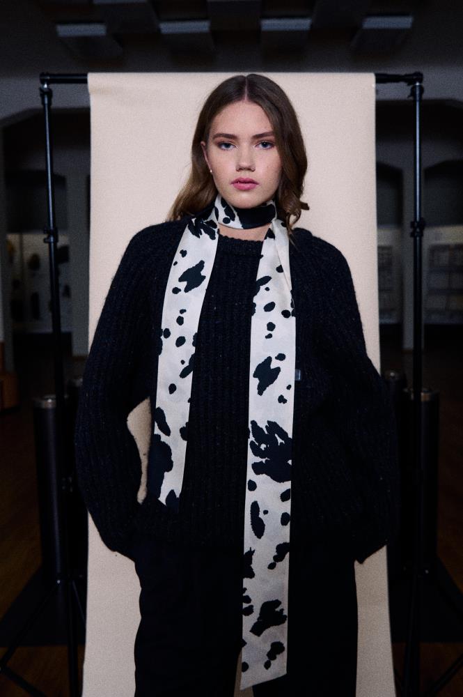 SKARELE DASH juodos ir baltos spalvų siaura šilkinė twilly SKARELĖ, 8x200cm