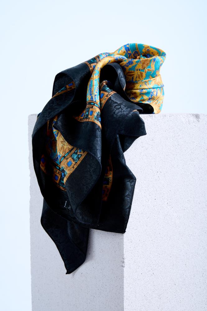 SKARELE Vintage 010 scarf, 103x103cm