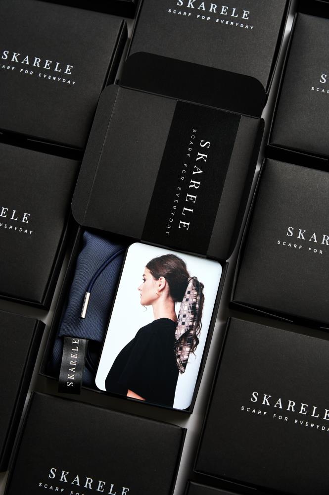 Open branded box of SKARELE Scarf Tying Cards, highlighting the premium illustrated guide and elegant presentation, perfect for a high-end gift experience.